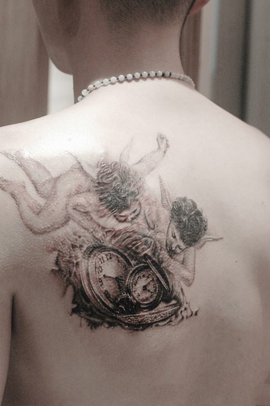 点击大图看下一张：男生后肩小天使纹身图案
