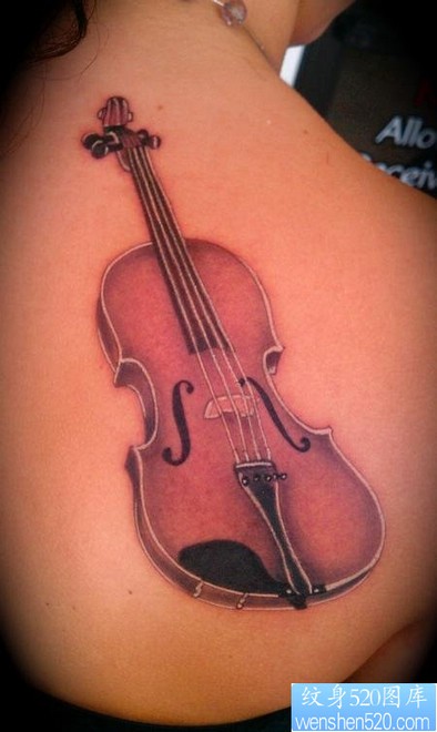点击大图看下一张：背部纹身图片：后背小提琴纹身图片