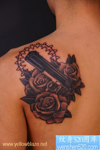 点击大图看下一张：肩部手枪玫瑰纹身图片