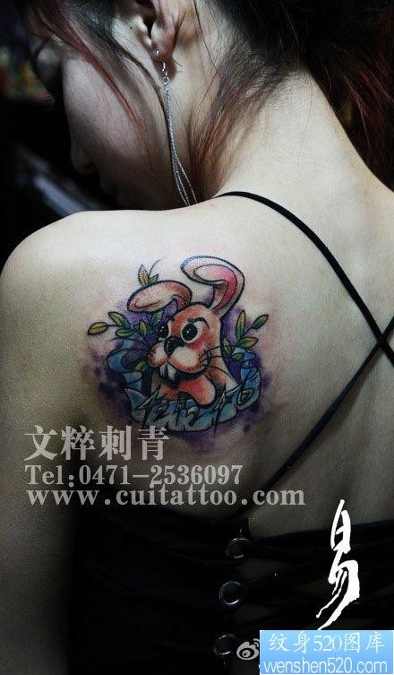 点击大图看下一张：女人肩背前卫流行的一张小兔子纹身图片