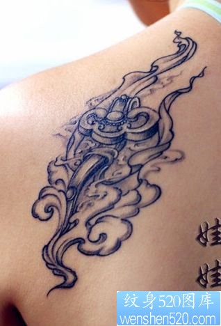 点击大图看下一张:美女肩部如意纹身