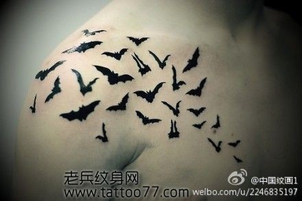 点击大图看下一张:另类的肩部图腾蝙蝠纹身图片
