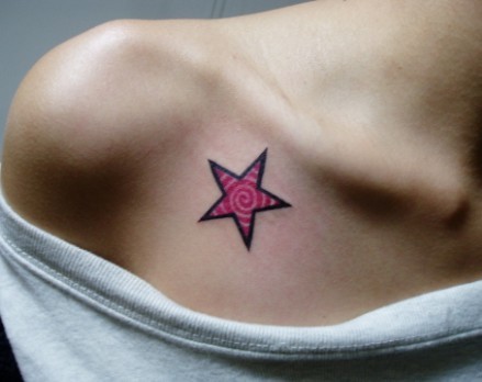 点击大图看下一张：肩部纹身图片：肩部彩色五角星纹身图片纹身作品