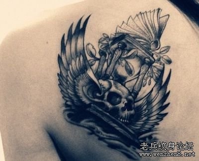 点击大图看下一张:美女肩部骷髅翅膀纹身