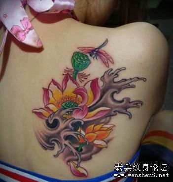 点击大图看下一张:美女肩部彩色蜻蜓莲花纹身