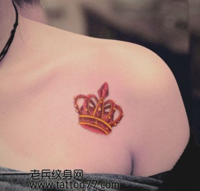 点击大图看下一张:好看的肩部彩色皇冠纹身图片
