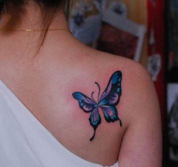 点击大图看下一张：女人喜欢的肩部彩色蝴蝶纹身图片