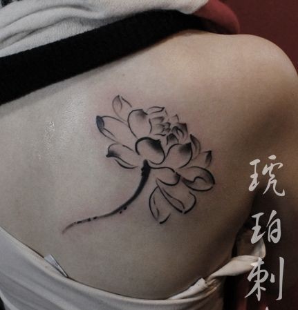 点击大图看下一张:女孩子肩部流行的水墨画莲花纹身图片