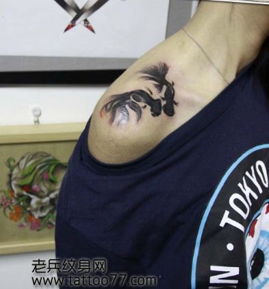 点击大图看下一张:肩部水墨画小金鱼纹身图片