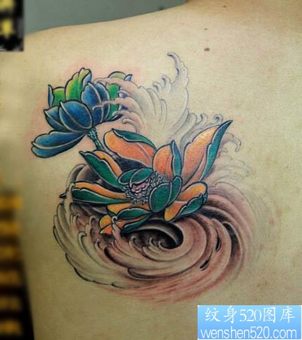 点击大图看下一张:男人肩背漂亮的彩色莲花纹身图片
