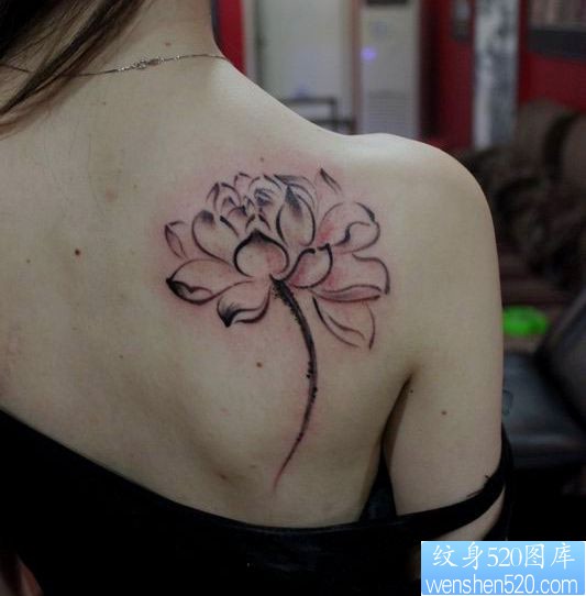 点击大图看下一张:一幅女孩子肩背水墨风格莲花纹身图片