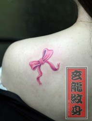 女人喜欢的肩部彩色蝴蝶结纹身图片