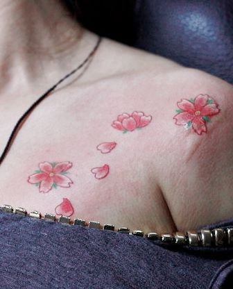 点击大图看下一张:女人喜欢的肩胛骨樱花纹身图片