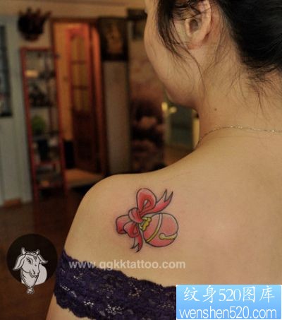 点击大图看下一张:女孩子肩背唯美的小铃铛纹身图片
