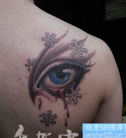点击大图看下一张:女孩子肩部眼睛雪花纹身图片