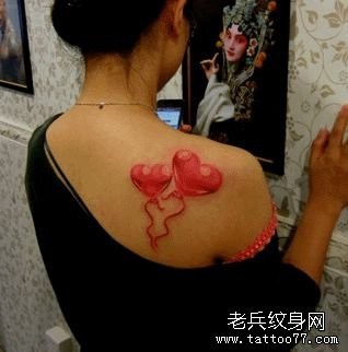 点击大图看下一张:女人肩背一幅彩色爱心纹身图片