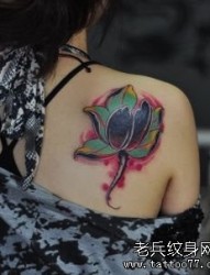 女孩子肩背好看的彩色莲花纹身图片