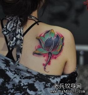 点击大图看下一张:女孩子肩背好看的彩色莲花纹身图片