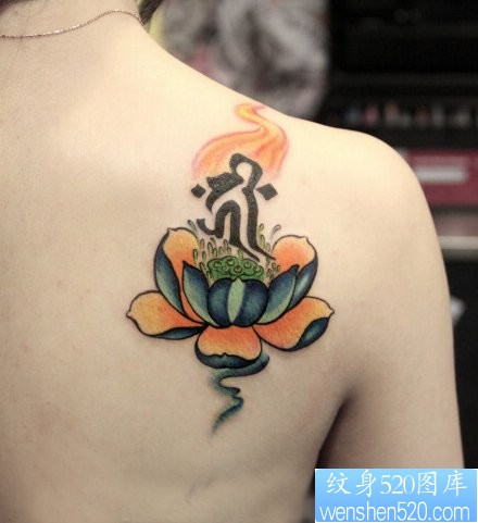 点击大图看下一张:女孩子肩背漂亮的彩色莲花纹身图片