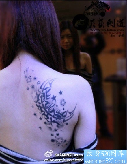 点击大图看下一张:女孩子肩背图腾月亮与星星纹身图片