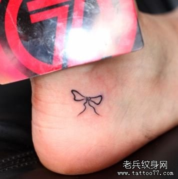 点击大图看下一张:女孩子脚部小巧的一幅图腾蝴蝶结纹身图片