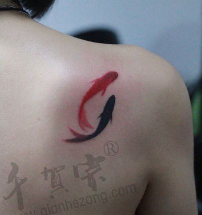 点击大图看下一张:女人喜欢的肩背水墨画小鲤鱼纹身图片