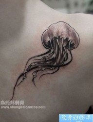 女孩子肩背一幅黑灰水母纹身图片