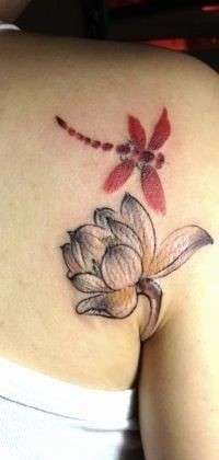 点击大图看下一张:女孩子喜欢的水墨画风格蜻蜓莲花纹身图片