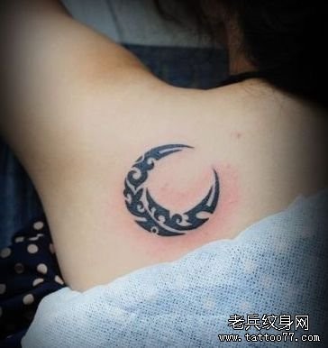 点击大图看下一张：女人肩背一幅图腾月亮纹身图片