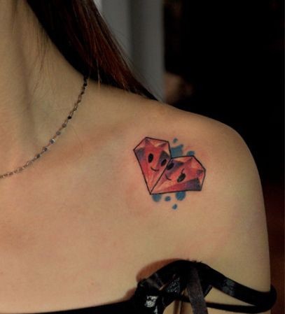 点击大图看下一张：女人肩部彩色爱心钻石纹身图片