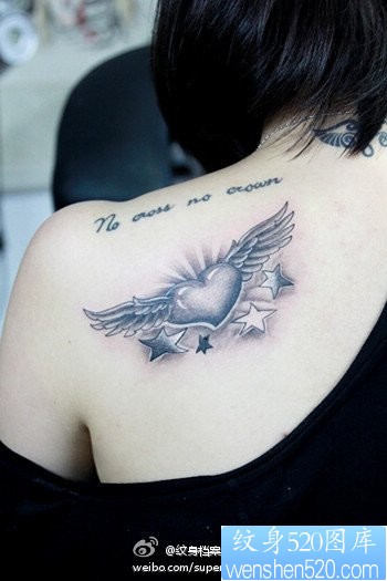 点击大图看下一张：女人肩背时尚的黑白爱心翅膀纹身图片