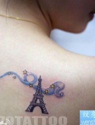 女人肩背一幅潮流的巴黎埃菲尔铁塔纹身图片