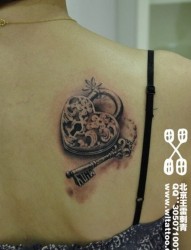 女人肩背时尚潮流的黑白爱心锁与钥匙纹身图片