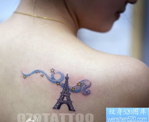 点击大图看下一张：女人肩背一幅潮流的巴黎埃菲尔铁塔纹身图片
