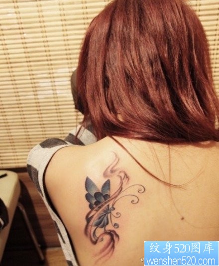 点击大图看下一张：唯美潮流的美女肩背蝴蝶纹身图片