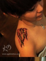 女人肩膀处超酷的匕首纹身图片