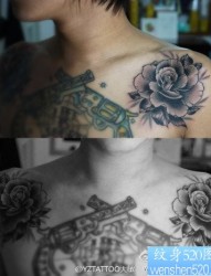 男人肩膀处好看精美的黑灰玫瑰花纹身图片