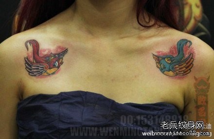 点击大图看下一张:女人肩膀处时尚好看的小燕子纹身图片