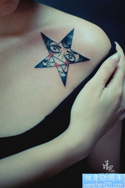 点击大图看下一张：女人肩膀处精美时尚的五角星纹身图片