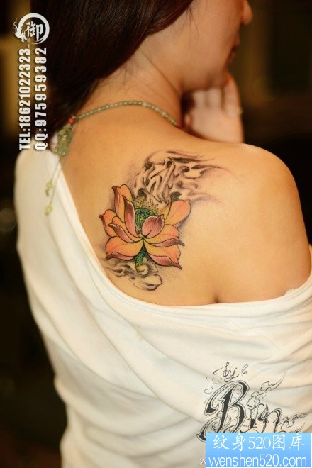 点击大图看下一张：女人肩背唯美时尚的莲花纹身图片