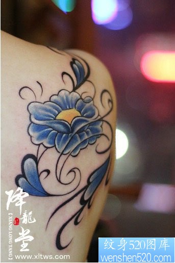 点击大图看下一张：女人肩背潮流好看的花卉纹身图片