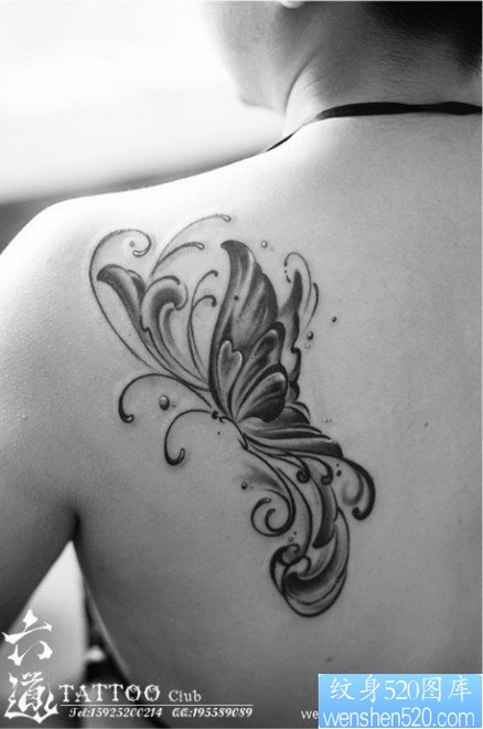 点击大图看下一张：女人肩背唯美的黑白蝴蝶纹身图片