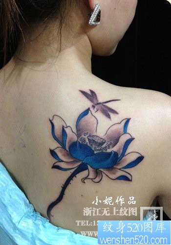 点击大图看下一张：女人肩背时尚精美的莲花纹身图片