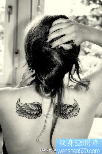 点击大图看下一张：女人肩部翅膀纹身图片由纹身520图库推荐
