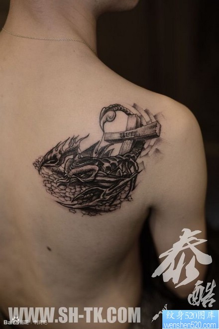 点击大图看下一张：男生肩部蝎子十字架纹身图片