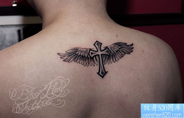 点击大图看下一张：背部十字架翅膀纹身图片由纹身520图库分享