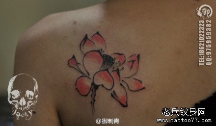 点击大图看下一张：女人肩背时尚唯美的写意莲花纹身图片