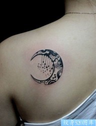 一幅女人肩部月亮文身图片由纹身520图库推荐