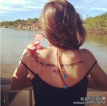 点击大图看下一张:纹身520图库推荐一幅女人肩部字母纹身图片