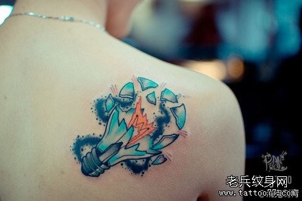 点击大图看下一张:男人肩背时尚潮流的灯泡纹身图片